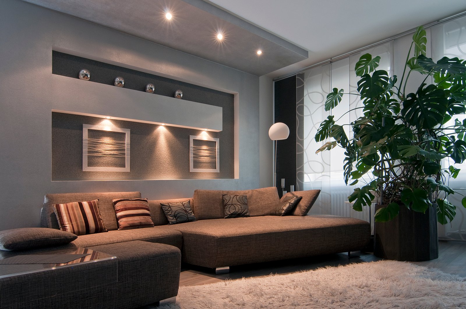 Con la nostra esperienza e conoscenza, creiamo la giusta atmosfera per la tua casa, il tuo hotel, il tuo ufficio, la tua azienda, la tua area di produzione o il tuo impianto esterno con i più moderni concetti di illuminazione a LED.